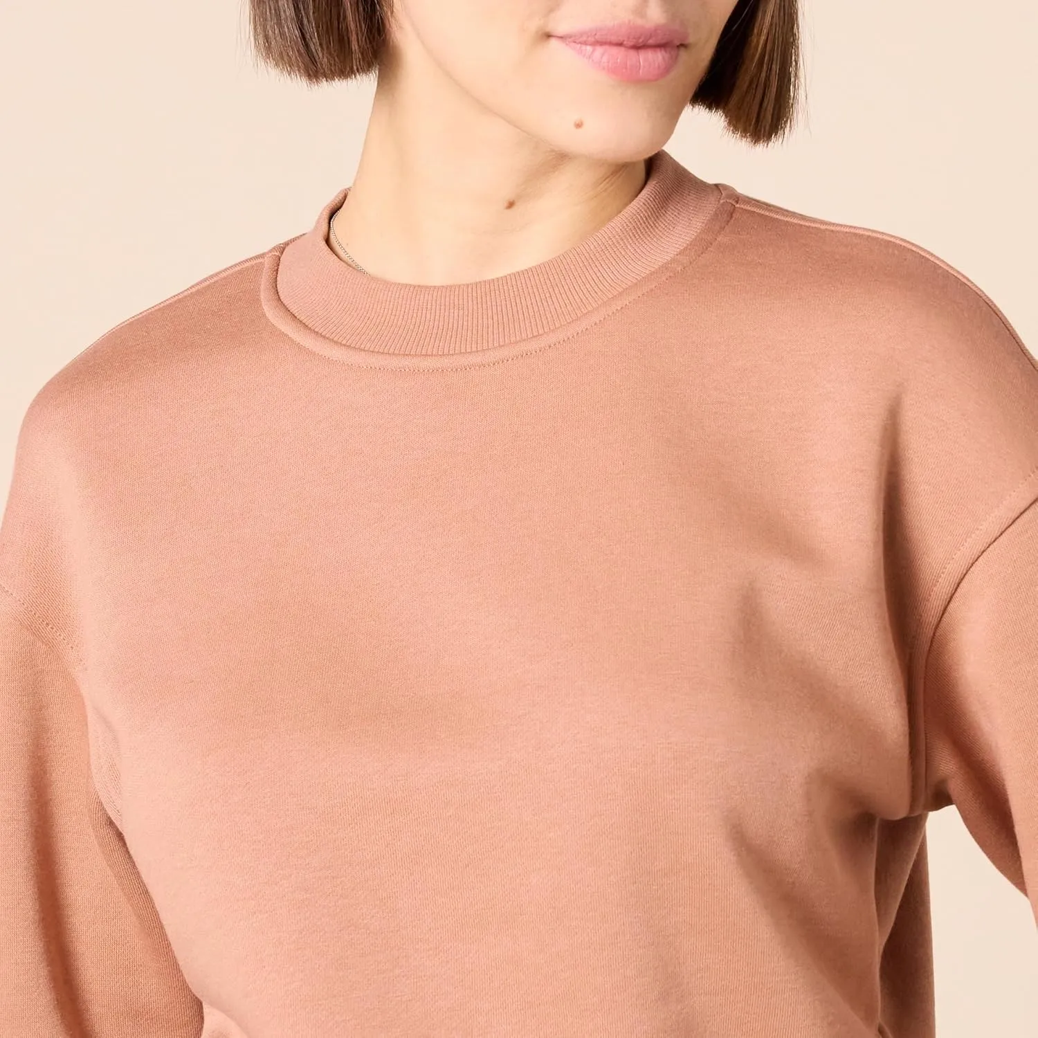 Amazon Essentials Women's Cropped Drop Shoulder Sweatshirt (Available in Plus Size)