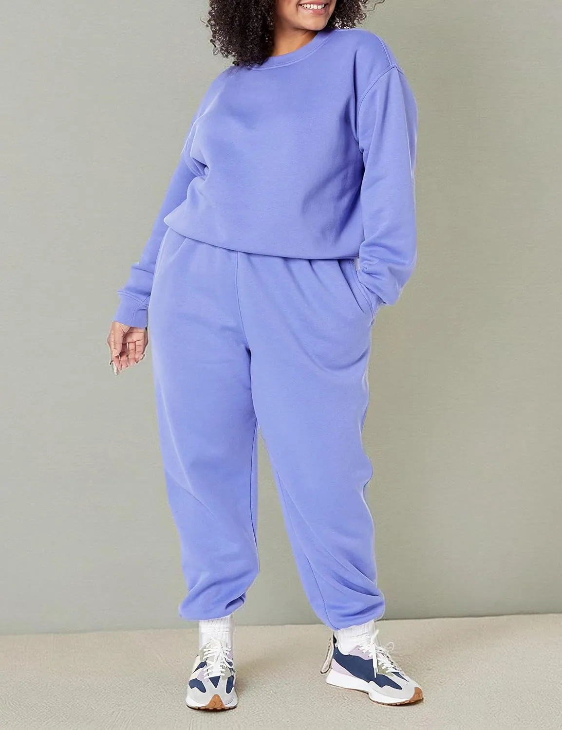 Amazon Essentials Women's Cropped Drop Shoulder Sweatshirt (Available in Plus Size)