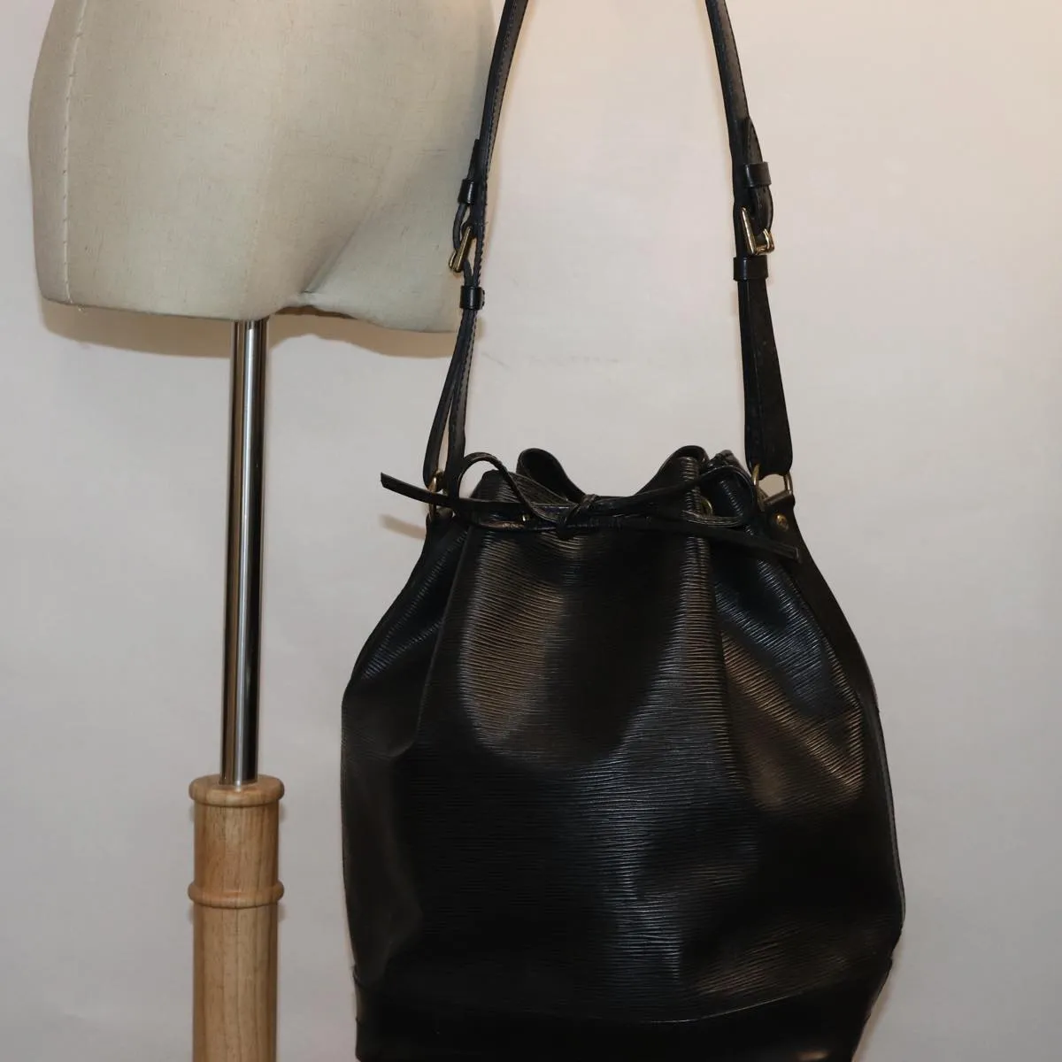 LOUIS VUITTON Epi Noe Shoulder Bag Black M44002 LV mr137