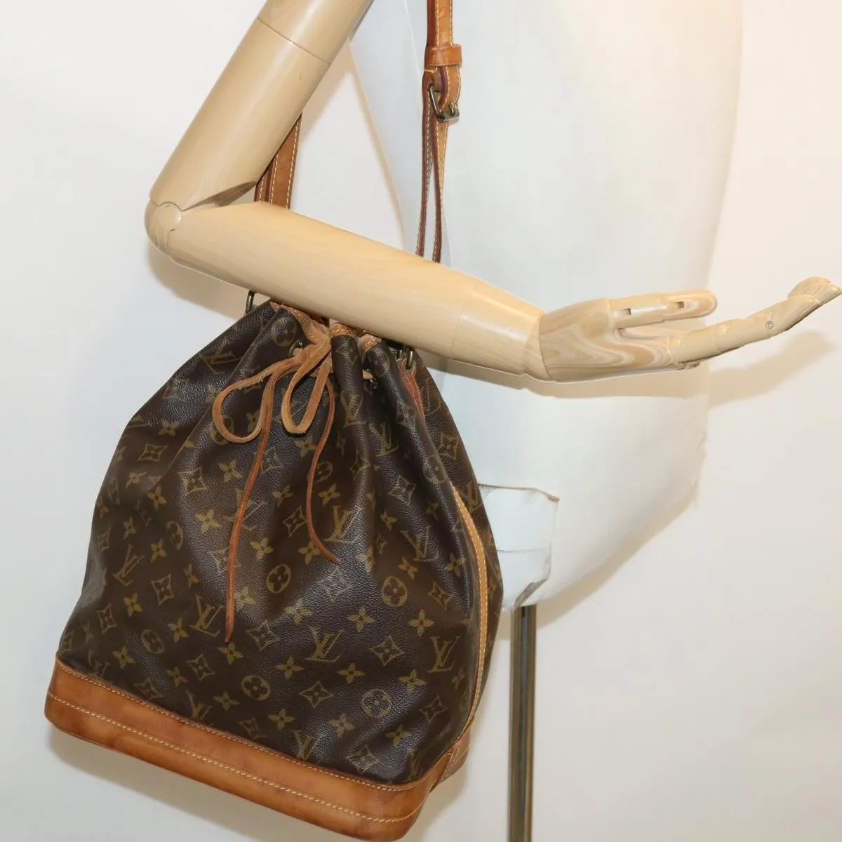LOUIS VUITTON Monogram Noe Shoulder Bag M42224 LV 33755