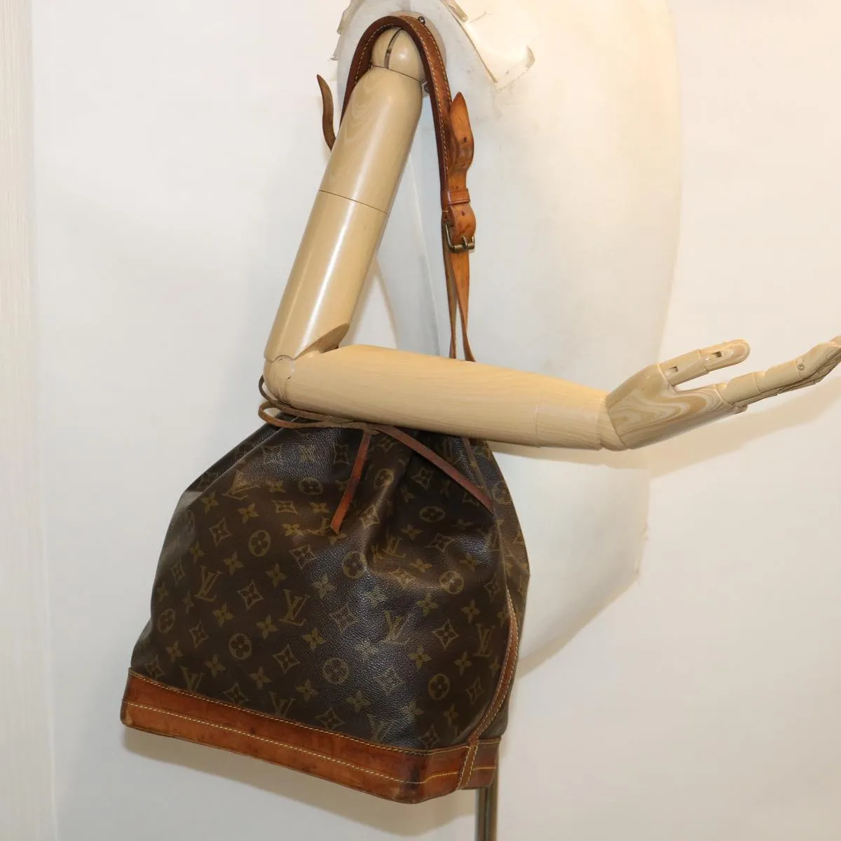 LOUIS VUITTON Monogram Noe Shoulder Bag M42224 LV am3551