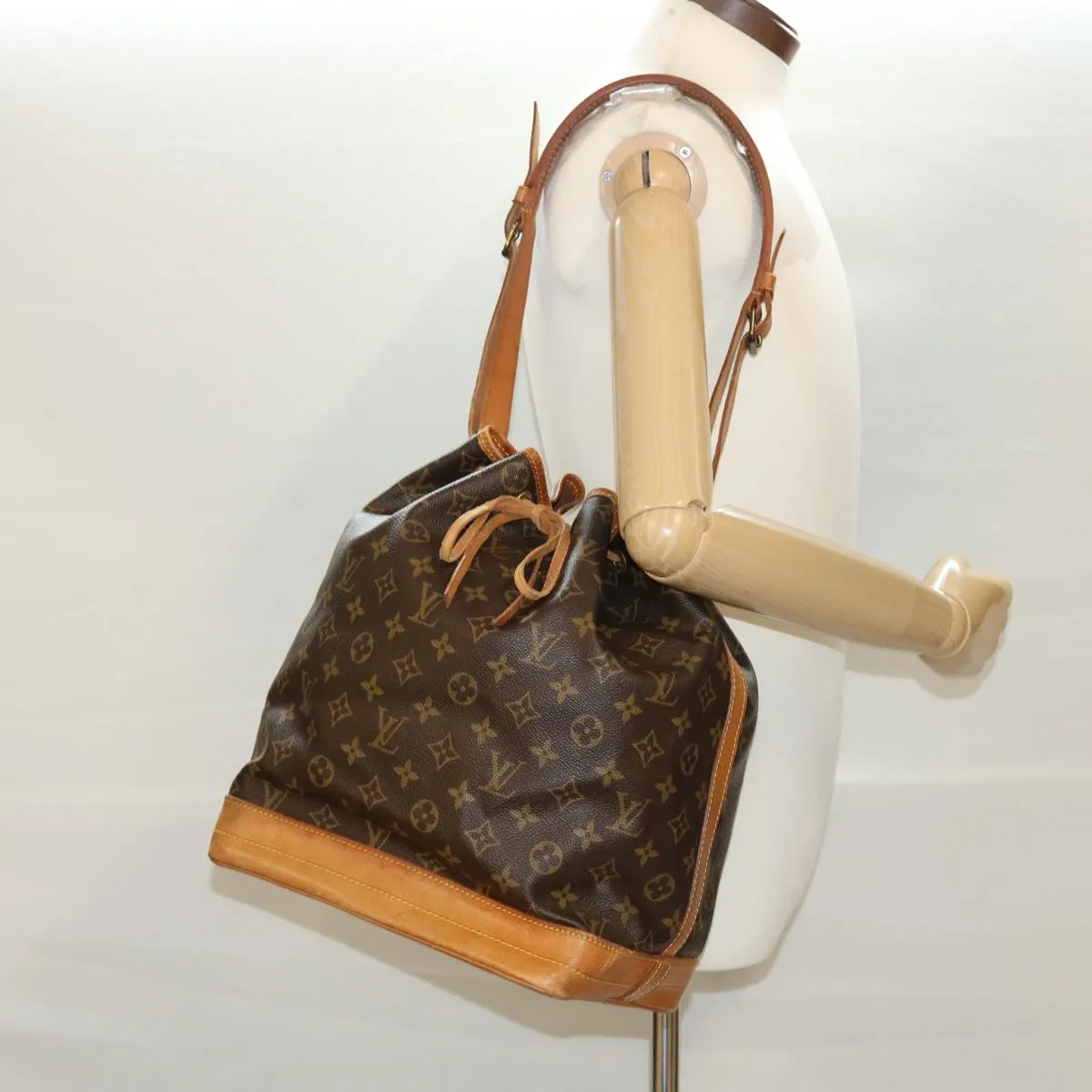 LOUIS VUITTON Monogram Noe Shoulder Bag M42224 LV am4238