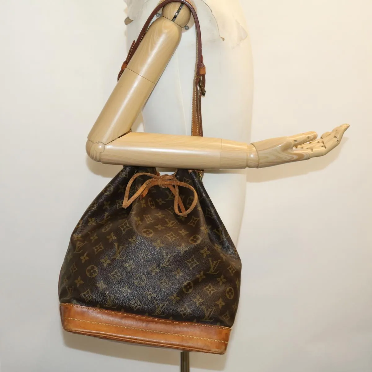 LOUIS VUITTON Monogram Noe Shoulder Bag M42224 LV lt548