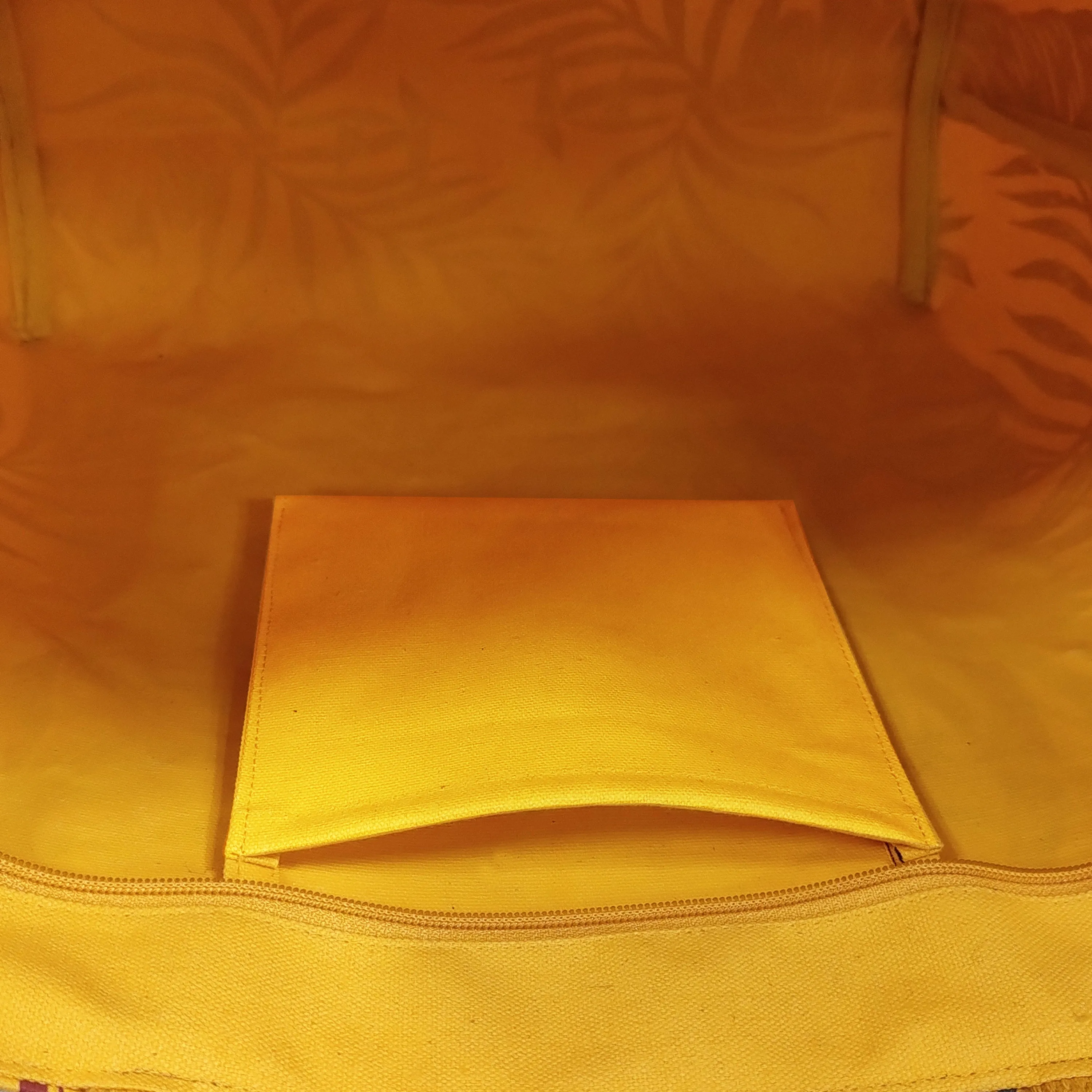 SUN-KISSED BLOOMS: HIBISCUS CARRYALL
